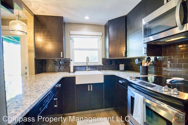 Building Photo - 2 br, 1.5 bath House - 713 W. Venice Ave.