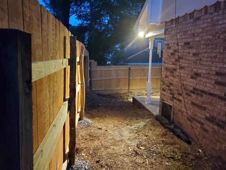 Building Photo - 2601 Jamestown Way