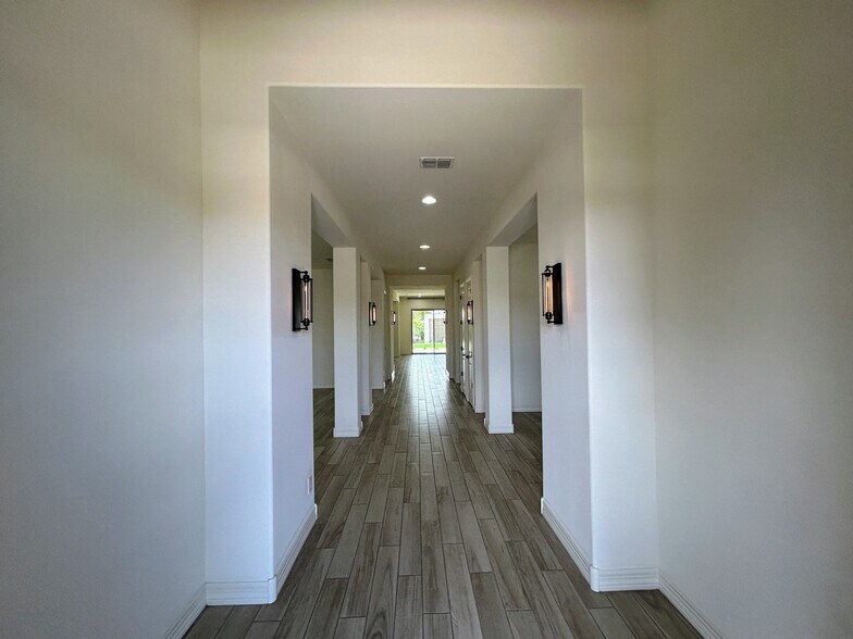 Building Photo - 1811 E Aster Pl