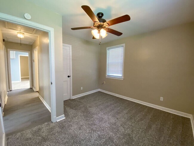 Building Photo - 2 Bedroom, 1 Bathroom Near N Graham and Sa...