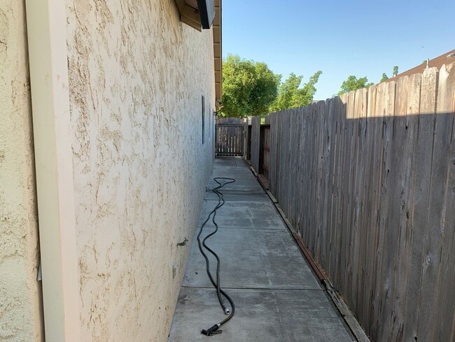 Building Photo - Updated 3 bedroom 2 bathroom close to Meri...