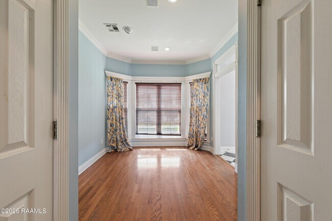 Building Photo - 300 Oak Hollow Dr