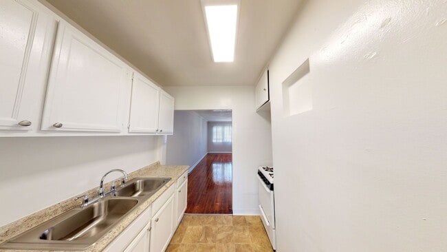 Building Photo - Adams Apartments...Gorgeous Newly Remodeled One Bedroom..Great Location!