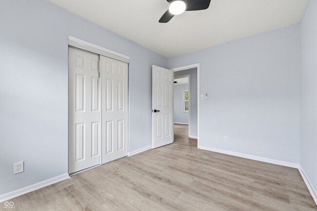 Building Photo - 1441 W Lynn Dr