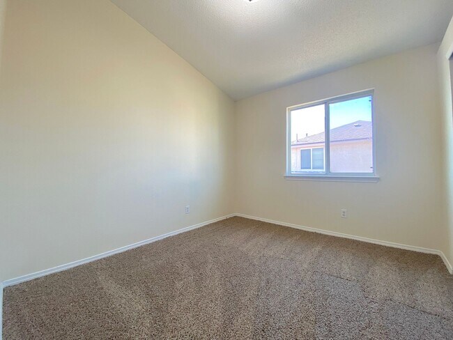 Building Photo - 4bed/2bath plus Bonus Loft!