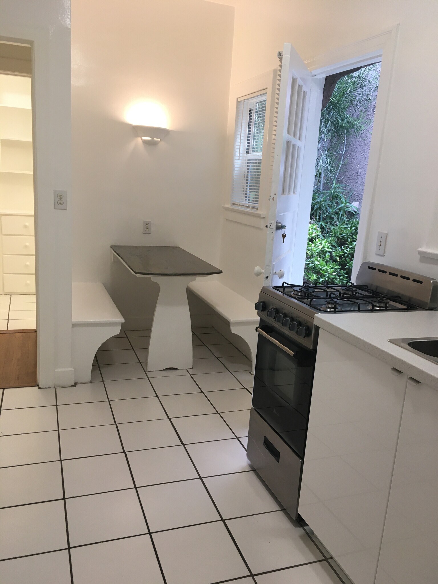 Building Photo - 2035 N Vista del Mar Ave