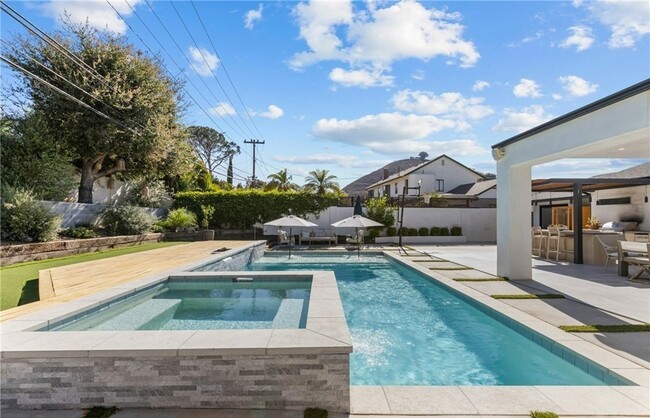 Building Photo - 240 W Gainsborough Rd