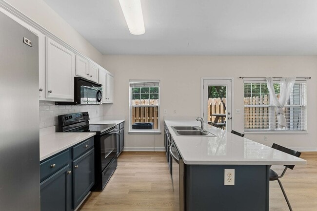 Building Photo - 553 Rosedale Ave