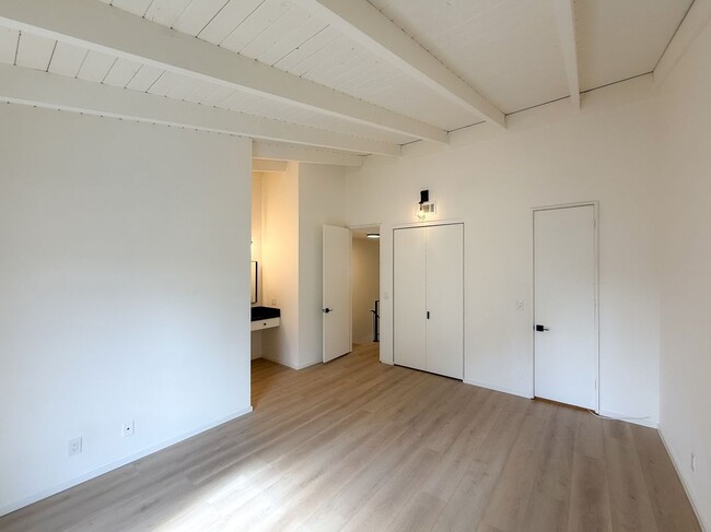 Building Photo - 6639 Green Valley Cir