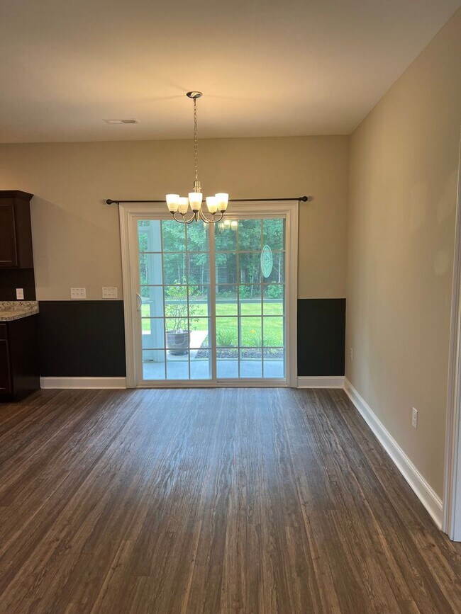 Building Photo - BEAUTIFUL 3 bedroom 2 bath home on a corne...
