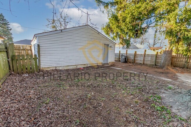 Building Photo - Charming 3-Bedroom Bungalow Near Garfield ...