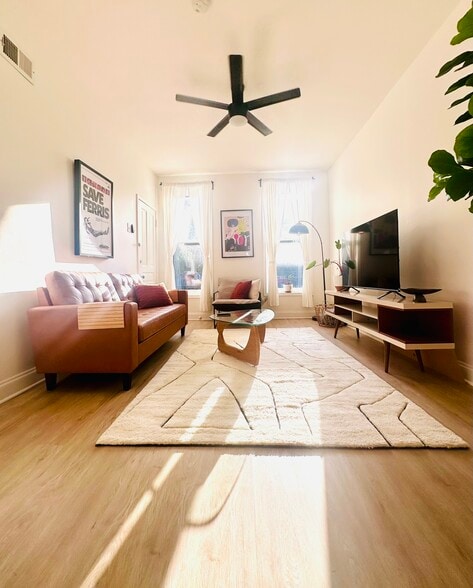 Building Photo - 2014 N Oakley Ave