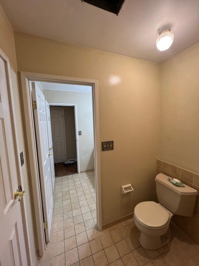 Building Photo - CONDO 2 BR walk out patio in Flying Hills ...