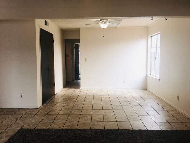 Building Photo - Nice condo located in the Sierra North Vil...