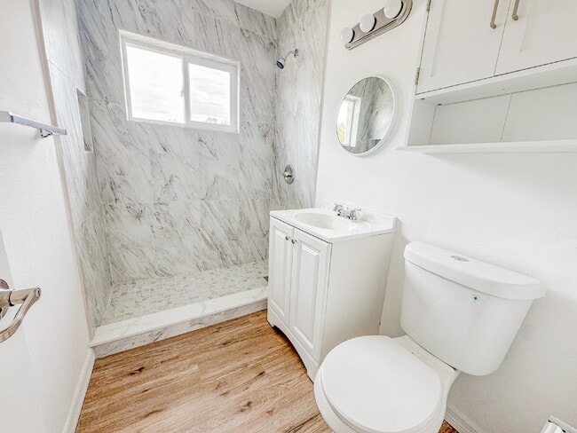 Building Photo - Large fenced yard! Central location!