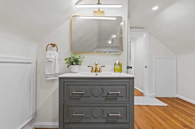 Building Photo - 549 Claymont Dr