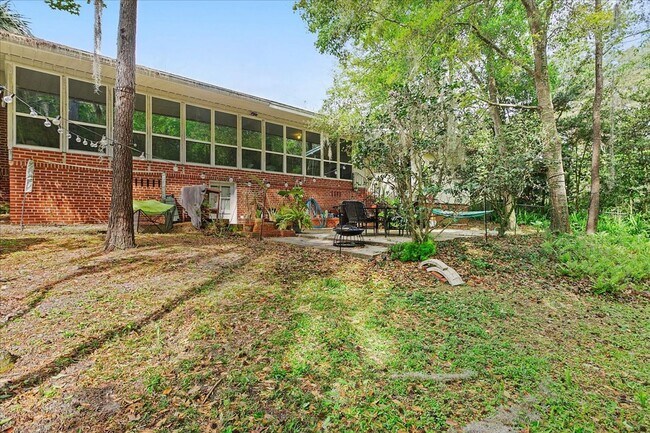 Building Photo - Live in highly desired San Marco