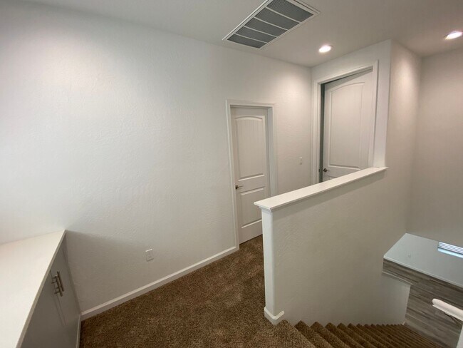 Building Photo - Corner lot Woodside Home in NW Visalia com...