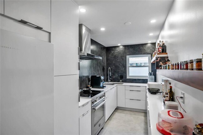 Building Photo - 224 6th Ave N