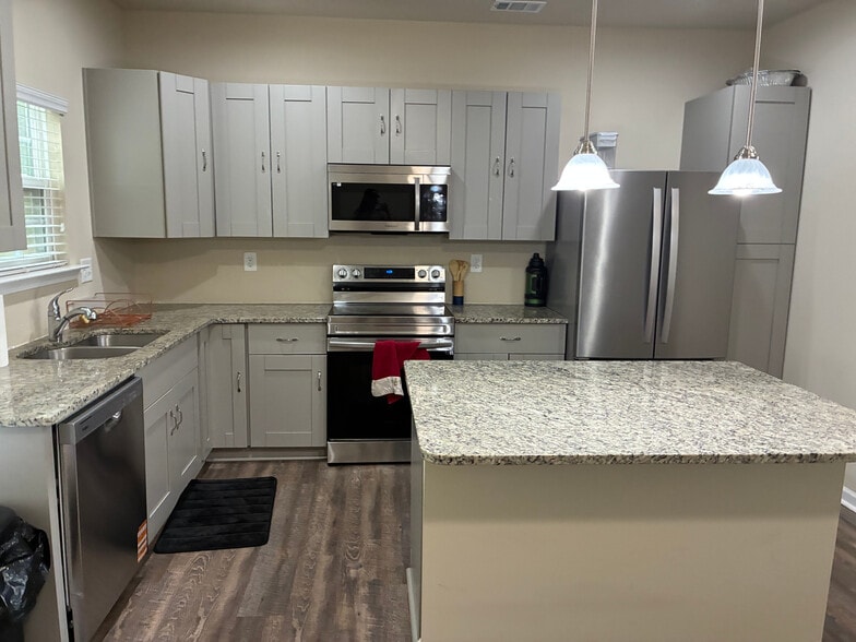 Building Photo - Room in Townhome on Chatham Ridge Dr