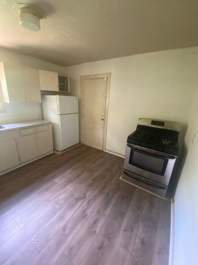 Building Photo - Single-Family Home Available!