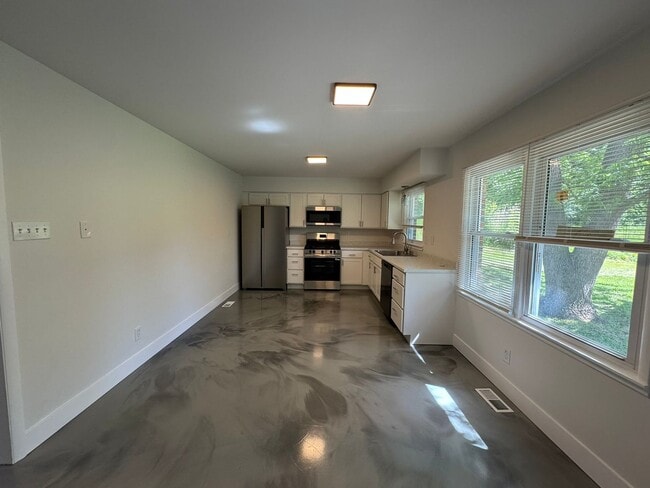 Building Photo - 4 Bedroom house with Second kitchen in basement