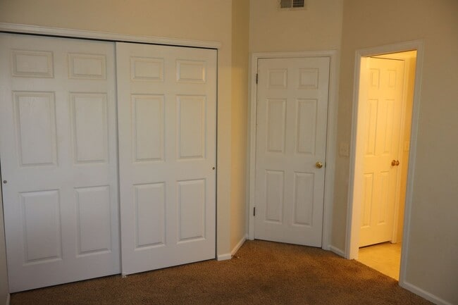 Building Photo - Bright 2 Bed, 2 Bath Condo w/ Garage & Poo...