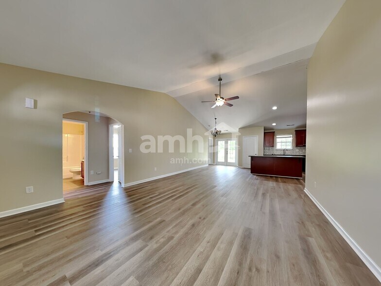 Building Photo - 204 Eastpark Way