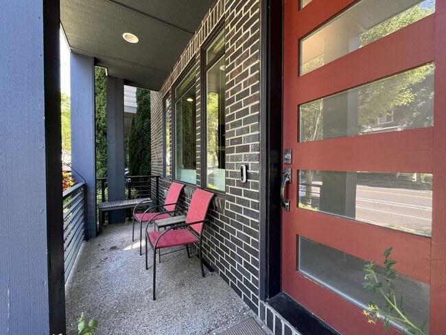 Building Photo - Spacious 2,511 Sq Ft Wilsonville Townhome with Vaulted Loft, Modern Kitchen & Attached Two-Car Ga...