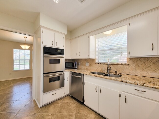 Building Photo - 2115 Forest Oaks Dr