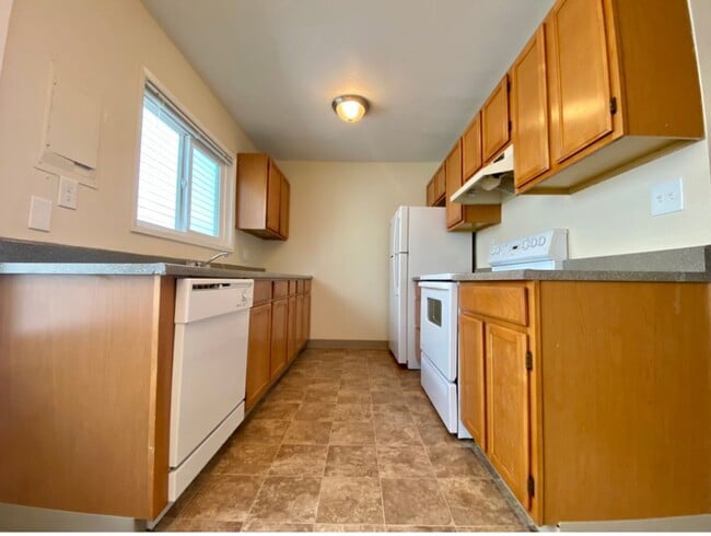 Building Photo - Montavilla Upstairs Townhouse~ Off Street Parking~ 89 Walk Score~ 99 Bike Score~ Pets Welcome!