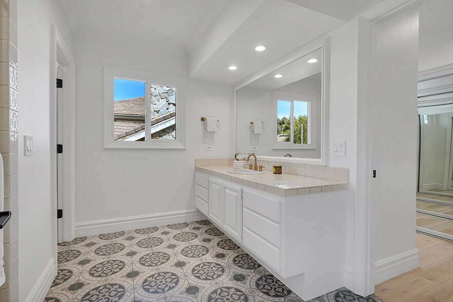 Building Photo - 5952 Woodland View Dr