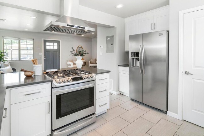 Building Photo - SLOAN'S LAKE: 2-BEDROOM 1 BATH WITH HIGH-END FINISHES