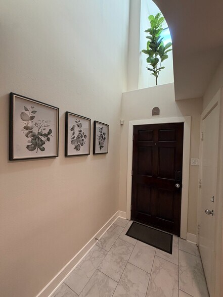 Building Photo - 5810 Darling St