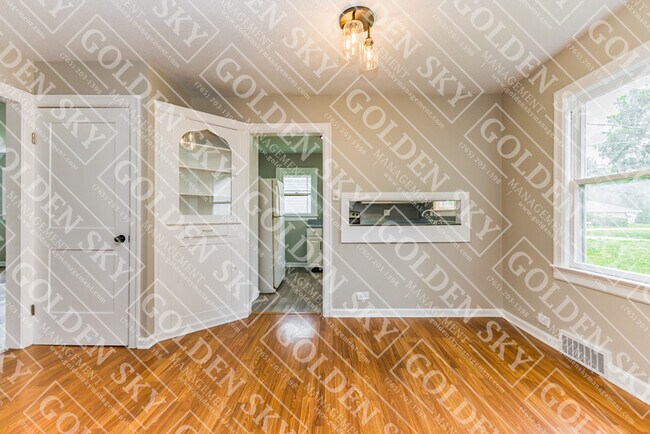 Building Photo - 811 E Memorial Dr