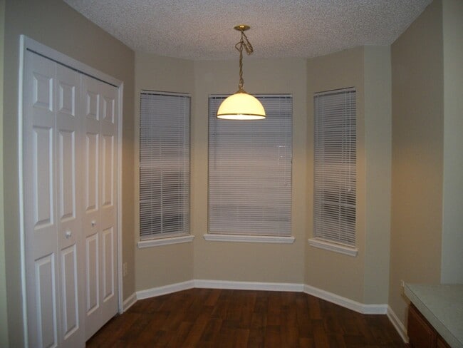 Building Photo - Spacious town home in west Jacksonville