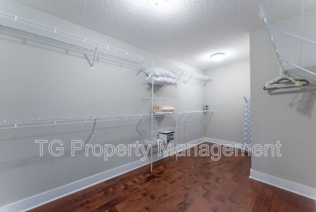 Building Photo - 137 6th Ave S