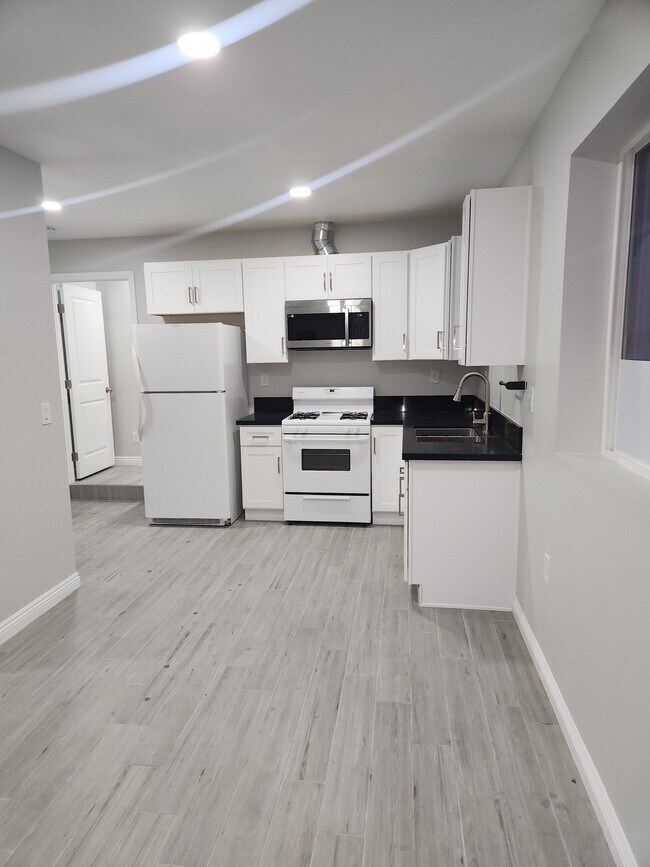 Building Photo - 7415 Laurel Ave