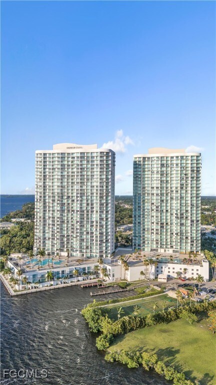 Building Photo - 3000 Oasis Grand Blvd