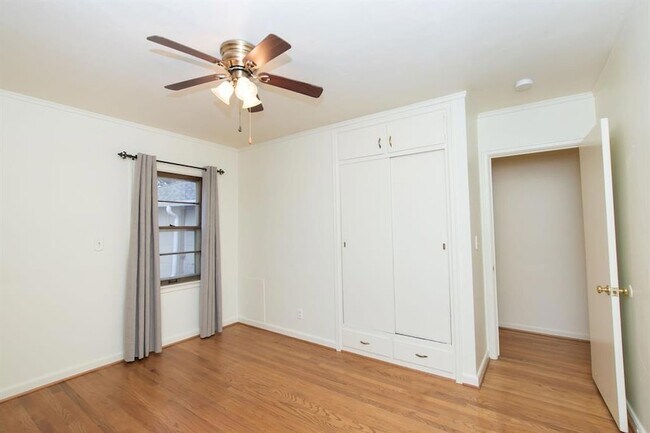 Building Photo - 4933 Woodland Ave