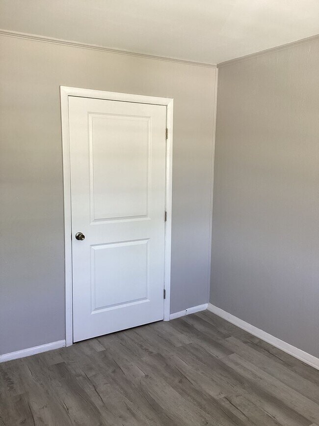 Building Photo - 3 Bedroom Ready for move in!