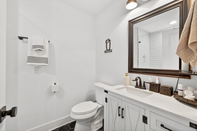 Building Photo - 5509B Louisiana Ave