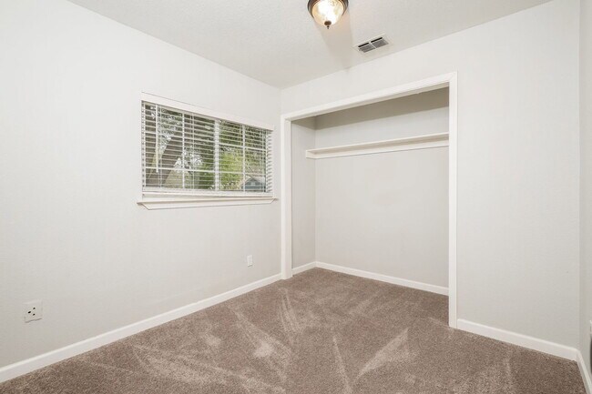 Building Photo - 2730 Bear Springs Dr
