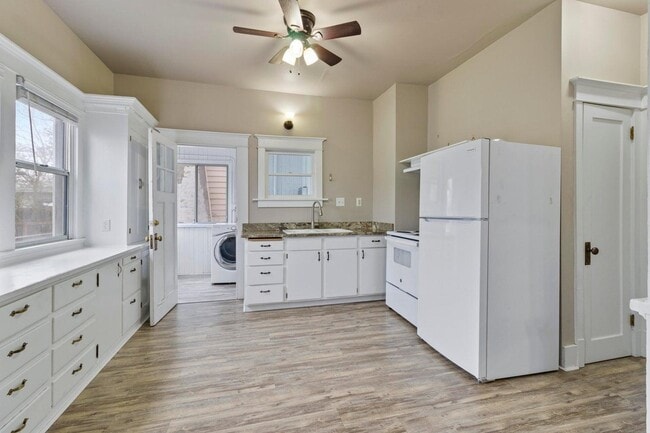 Building Photo - 7 Rose Ave