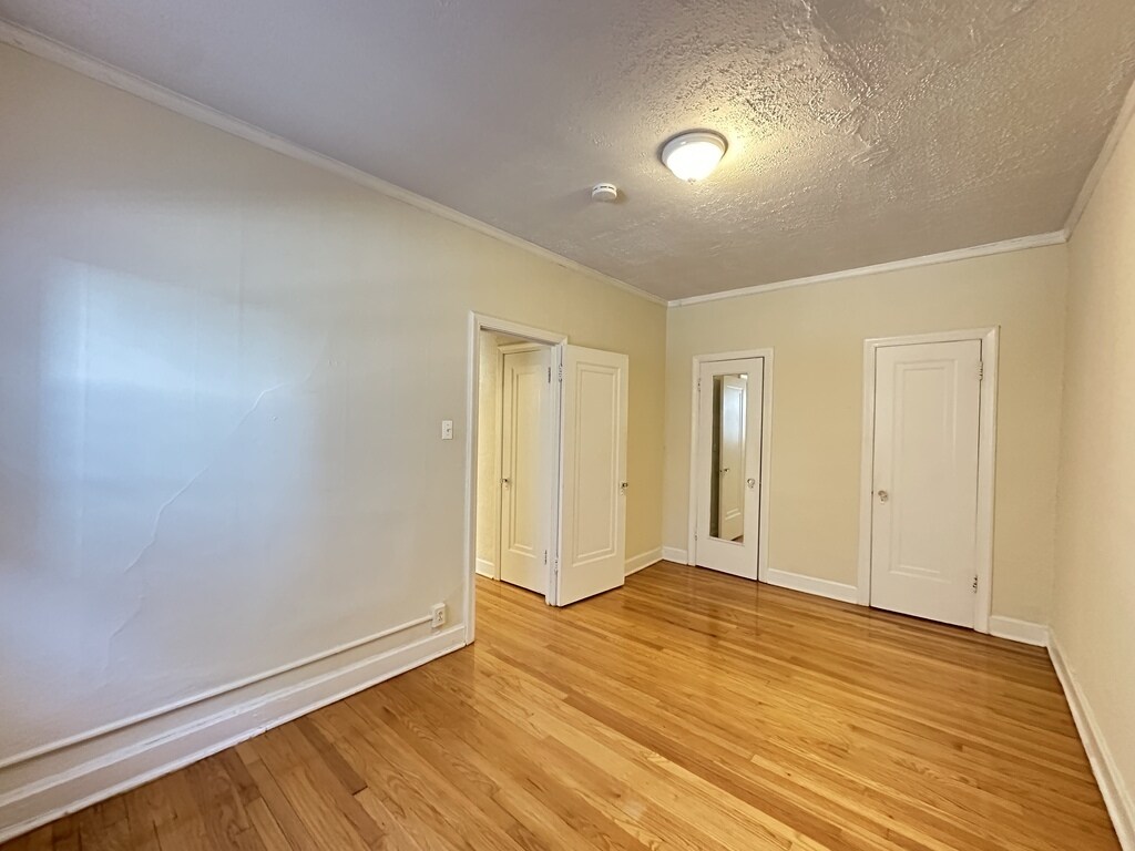 Building Photo - 566 W Arlington Pl