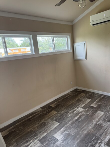 Building Photo - 537 Bunte Rd