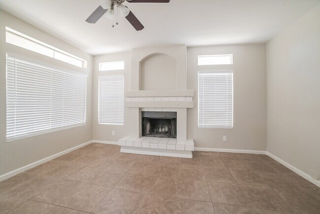 Building Photo - 907 N Red Rock St