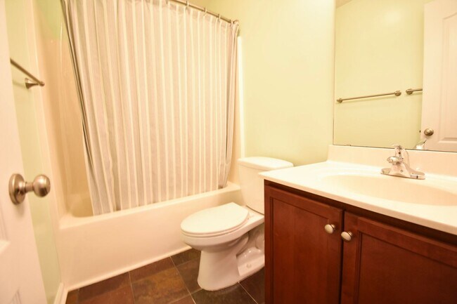 Building Photo - 3 Bedroom 2 Bath Home-Pets Allowed