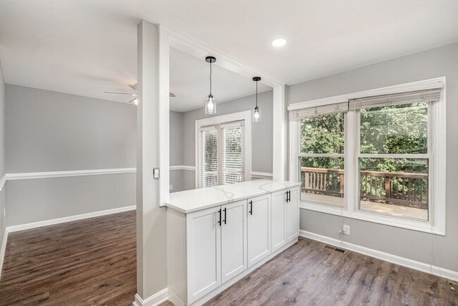 Building Photo - 10701 Houck Dr
