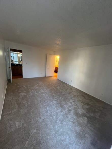 Building Photo - 2 Commodore Dr